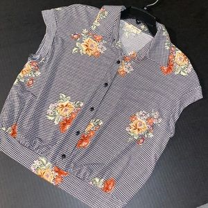 Size L short sleeve button up blouse